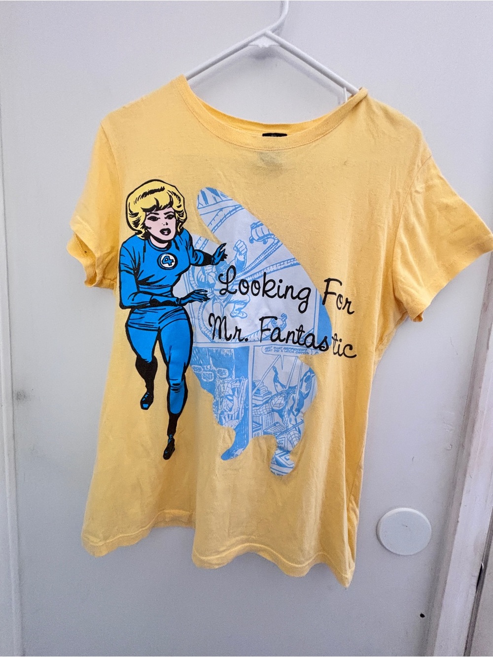 Invisible Woman Graphic "Looking For Mr. Fantastic" Yellow Tee XL 100% Cotton